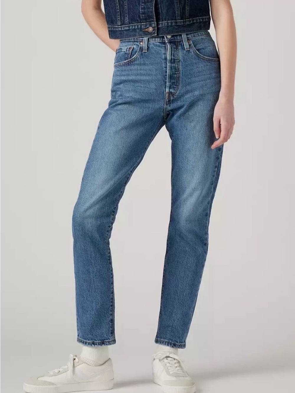 Levi's 501 Orignal Fit Women's Jean Size 32 inseam 28 medium wash straight leg